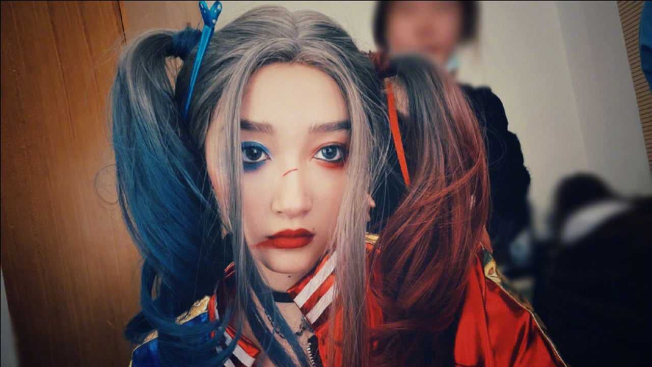 神还原关晓彤cos小丑女造型红蓝双马尾生动俏皮