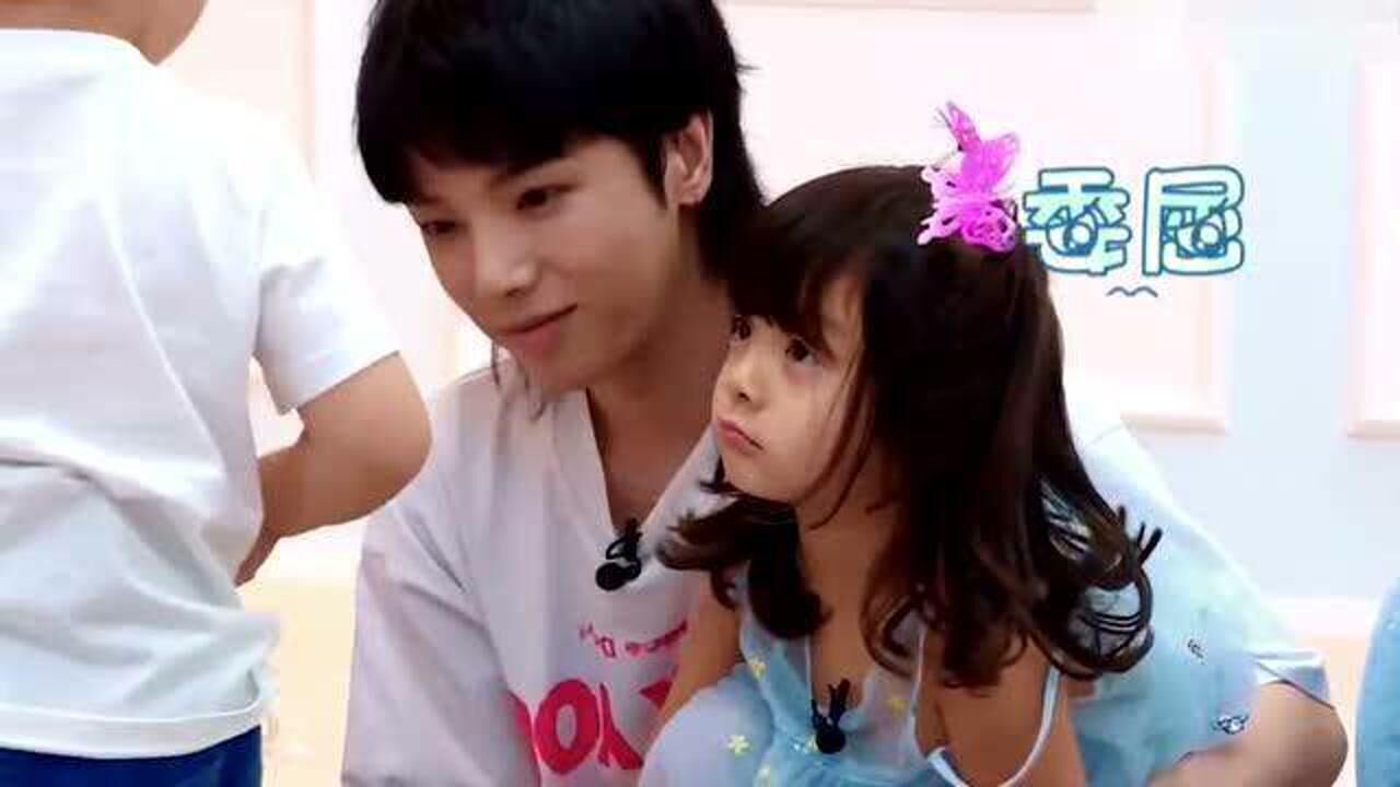 华晨宇有多喜欢女儿抱着哈林半天不舍得撒手张碧晨该吃醋了