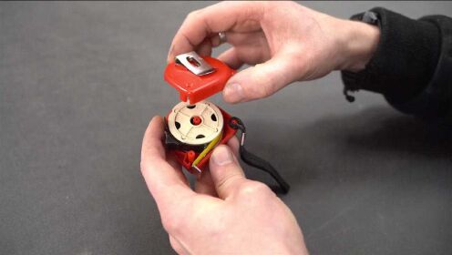 拆了一把卷尺,取出弹簧做一个发条机械,我能玩一整天