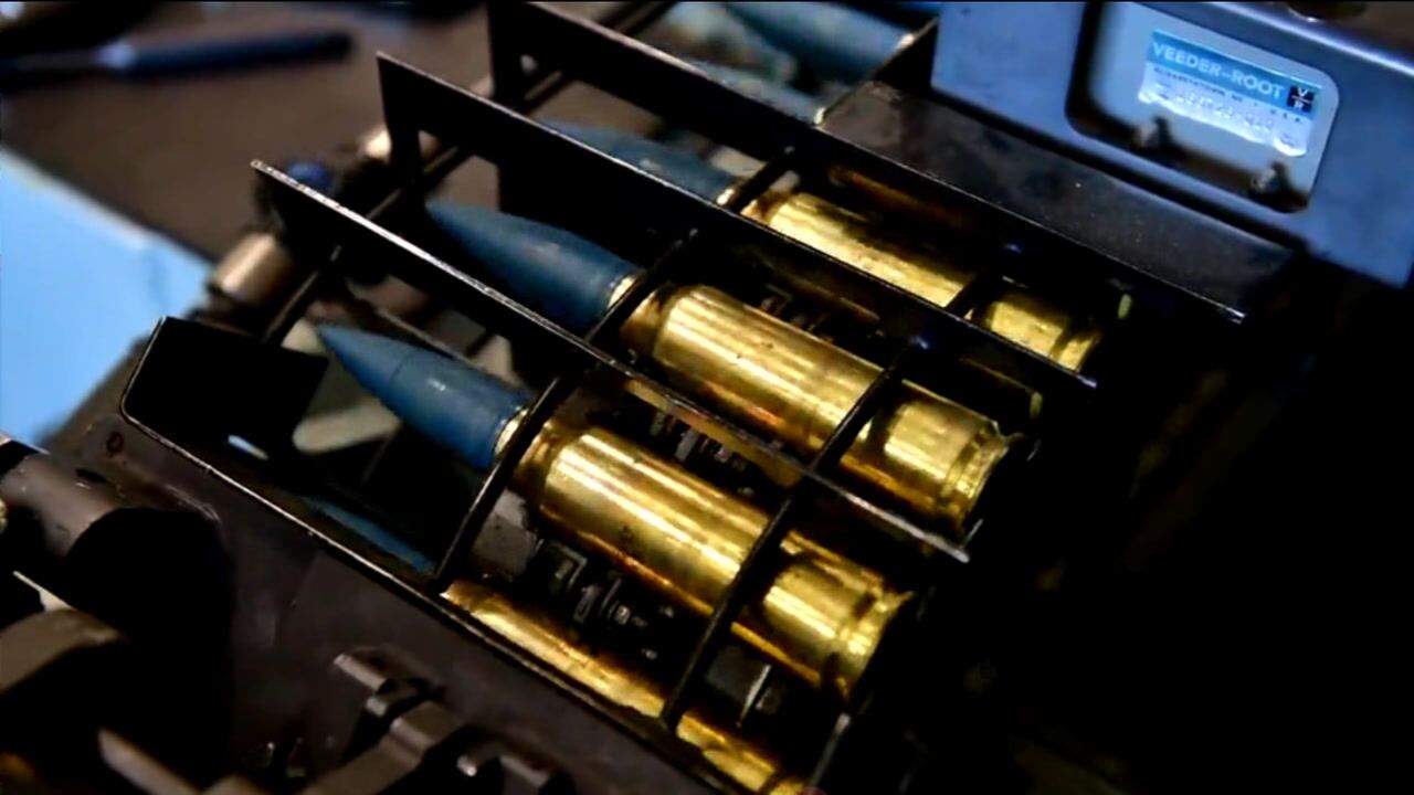 m61火神机炮装弹演示采用20mm大口径弹药能装300多发