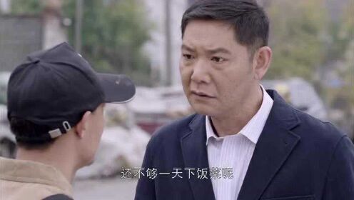 江城警事：退休干部捡烂菜叶，所长察觉不对劲，进家一瞧下跪致歉