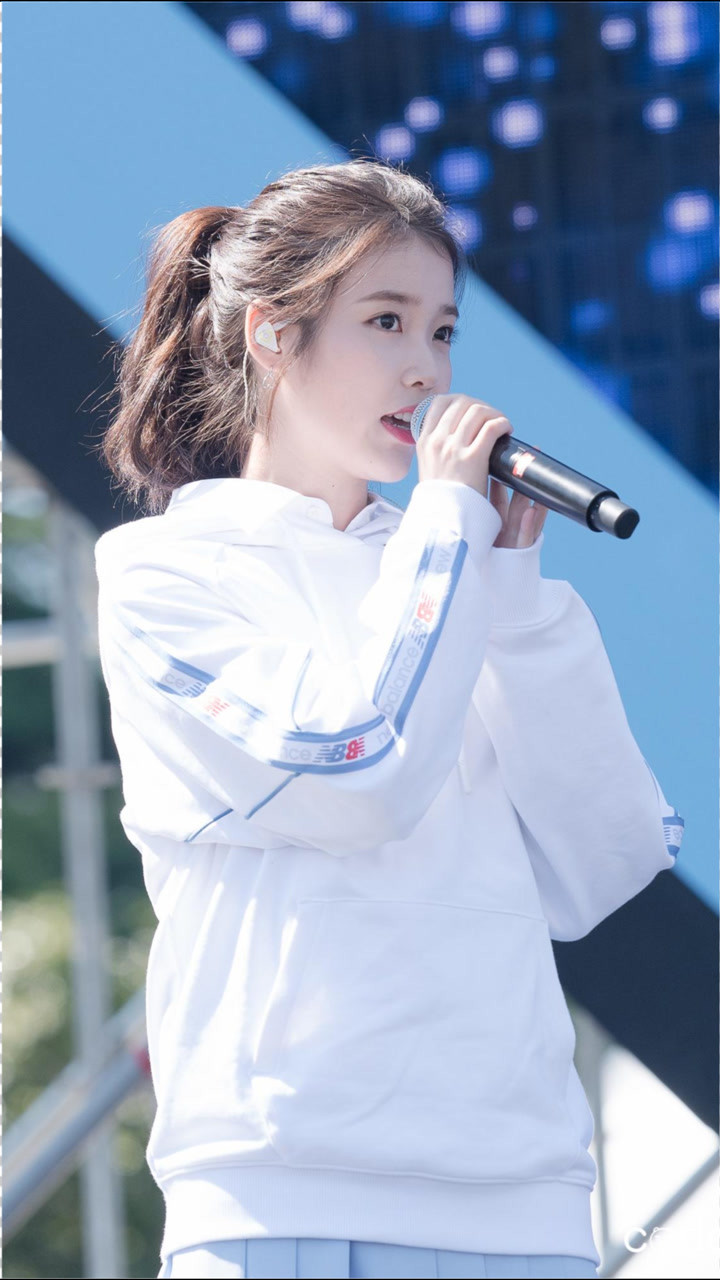 iu宝贝喝水真是萌翻我,腮帮子鼓起来好像小仓鼠,人间理想李知恩