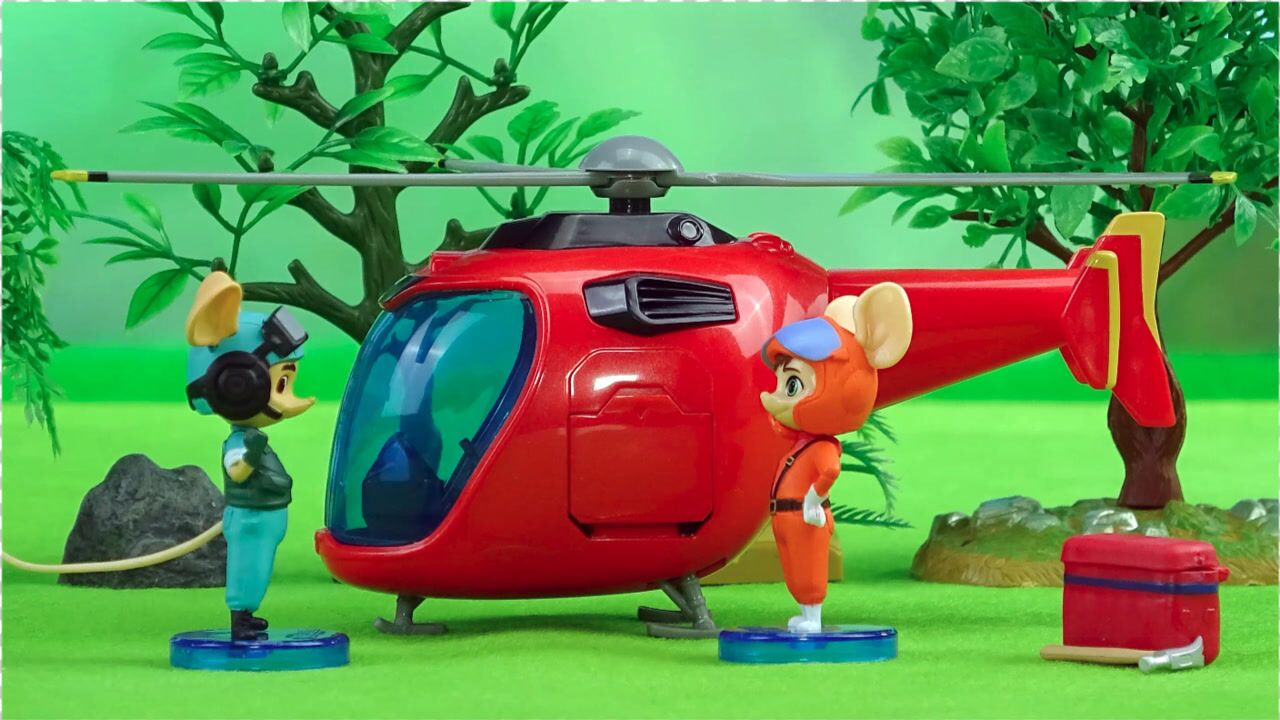 舒克贝塔小猫被困在了屋顶舒克和贝塔开直升机来救援