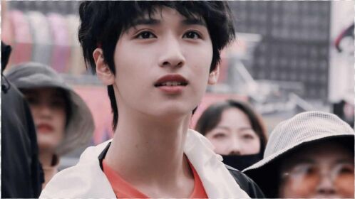 严浩翔天鹅颈真的太出众,摸脖子的动作更是让人眼前一亮!