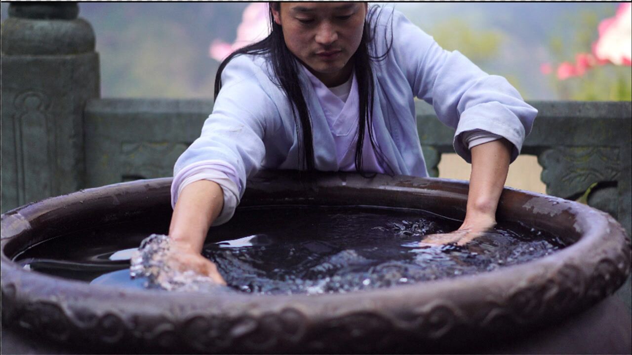 太极掌搅动水缸，没有20年以上功夫是搅出水花，打破缸是不可能的_高清1080P在线观看平台_腾讯视频