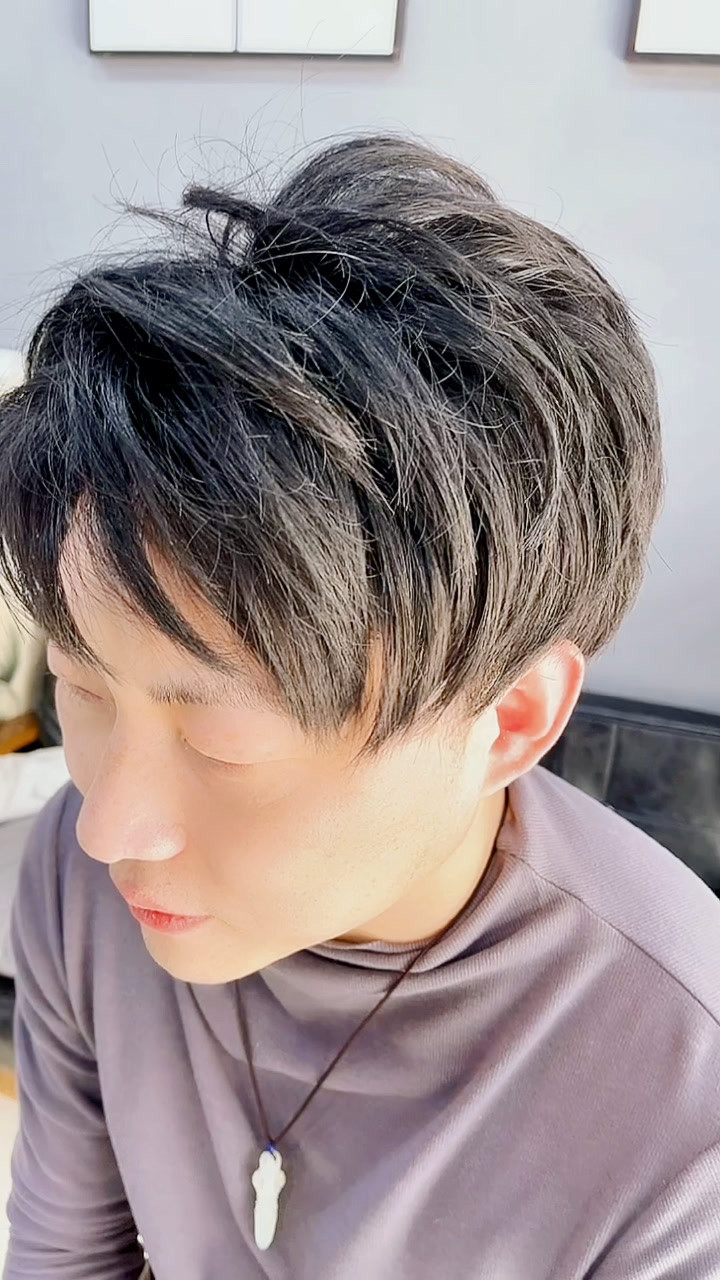 男生免烫发型,只需要发泥就可以拉出同款发型#男士发型 #男生发型