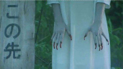 恐怖片：女鬼的坟在十字路口，害怕车辆撞坏坟墓，每天涂红指甲当红绿灯用