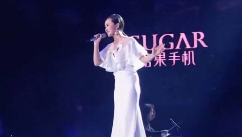 陈燕妮现场演唱《瑶族舞曲》，嗓音依旧甜美，直接被圈粉