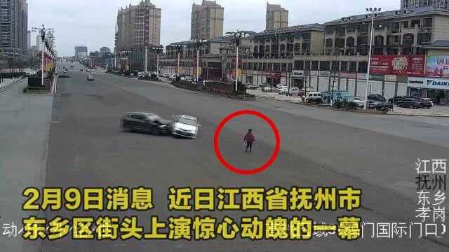 神反应!监拍:女子过马路时,身侧突发车祸 拔腿就跑免遭池鱼之殃