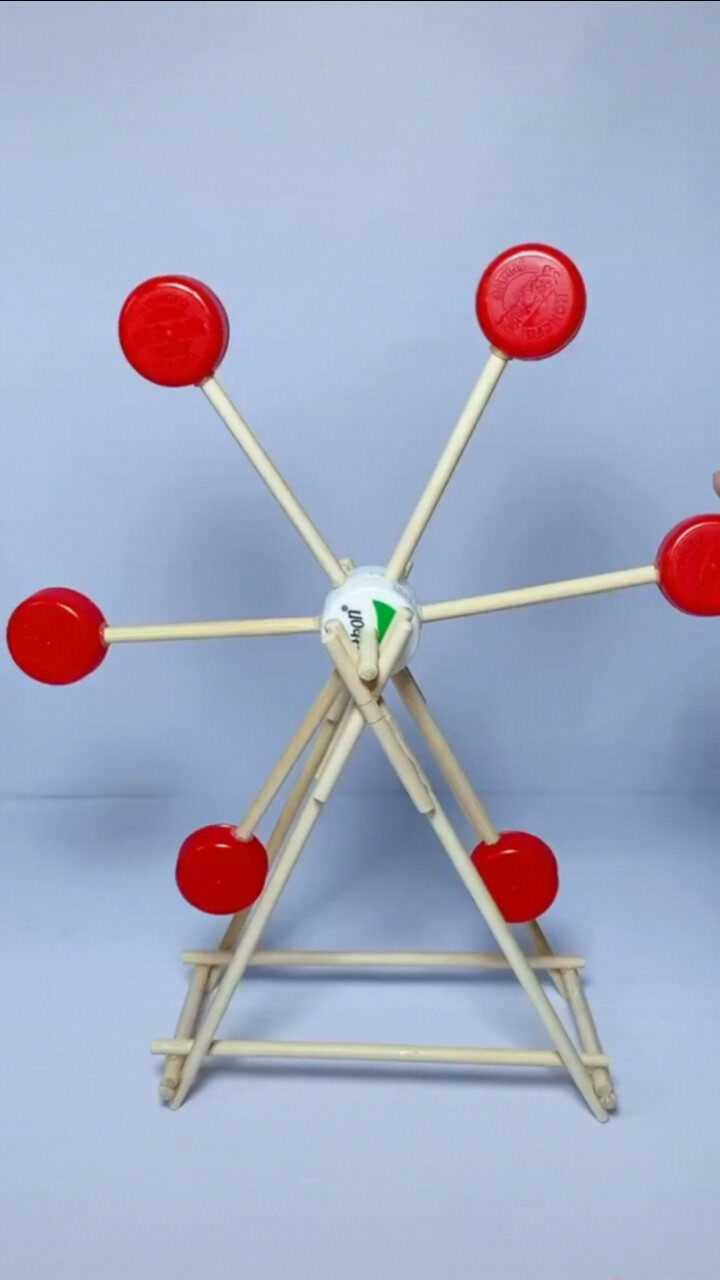 用一次性筷子和瓶盖打造一个摩天轮同学们可喜欢了