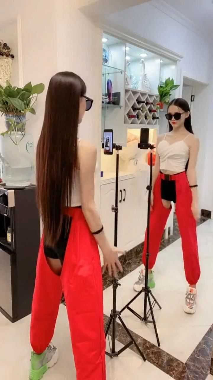 美女穿开裆裤跳舞这下放屁终于不用脱裤子了