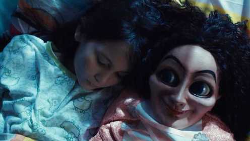 女孩每晚抱着玩偶娃娃睡觉，却不知这晚，娃娃偷偷动了一下眼睛
