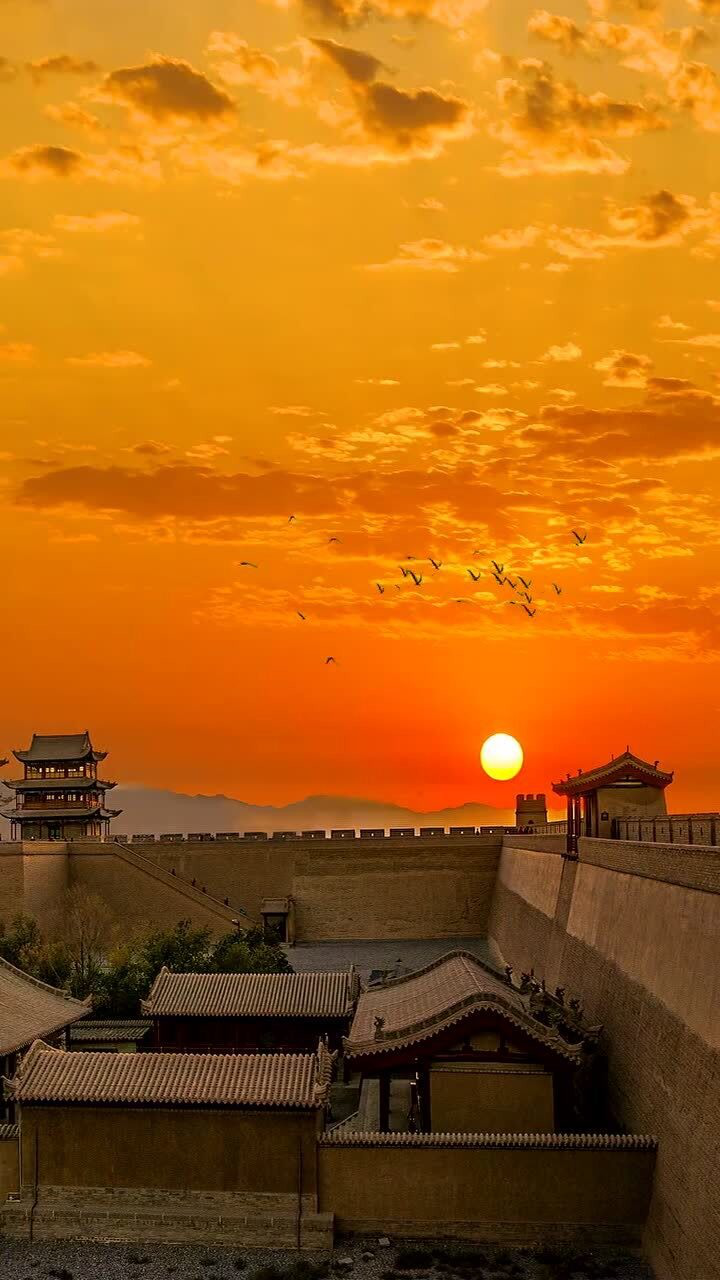 天下第一雄关嘉峪关落日时分关城似一位暮年将军回味那段充斥着金戈