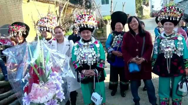 湖南苗族一小伙结婚,这么多人穿着民族服饰唱山歌,场面热闹