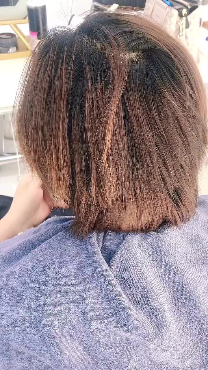 美女进门时候稻草黄色颜色三节色不均匀,美女想染太皮肤显气色发色