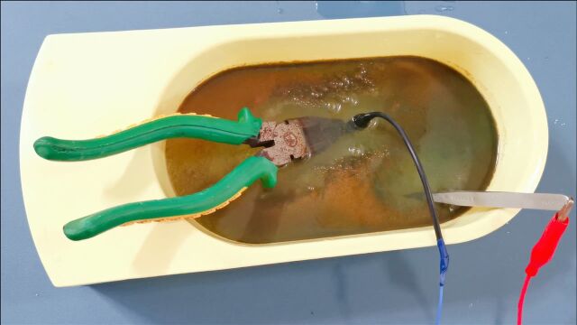 电解除锈技术,别说老电工不教你,学会这招,再也不怕工具生锈了
