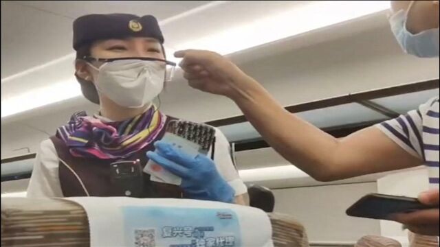 列车员查验身份证,竟遭乘客指鼻子怒怼:你是公安?你是法院?