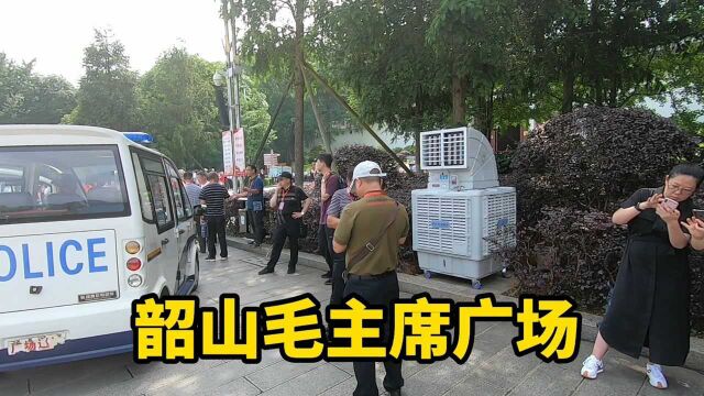 湖南韶山气温达到35度,铜像广场装上了空调,游客再也不怕热了