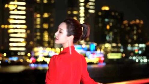 李纯为庆祝党成立100周年，一袭正红色连衣裙深情演唱，气质端庄优雅