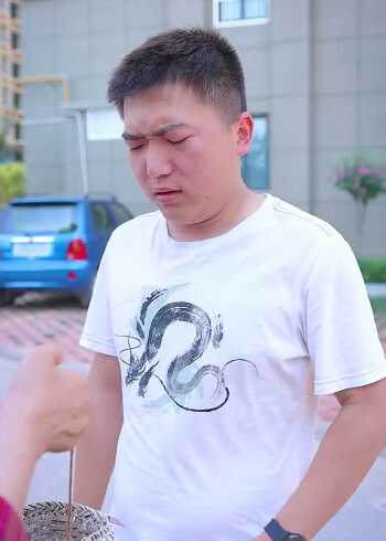 《芳姐正能量》羊有跪乳之情,鸦有反哺之义,别等到欲尽孝而亲不在终留