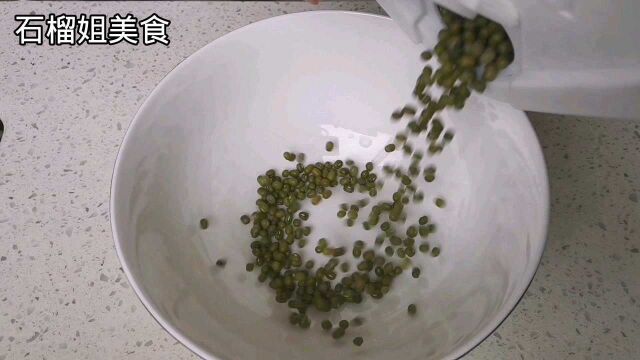 绿豆汤这样做清凉解暑,家人都爱喝,夏日里的最佳饮品