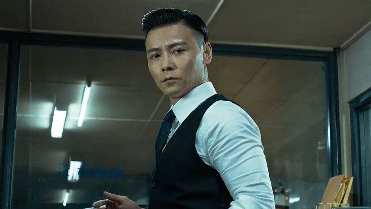 有"西装暴徒"之称的武打演员张晋,既能打,又会舞,很有才,难怪他的太太