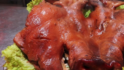 198买个大猪头，大厨教传统美食：卤猪头，香而不腻，做法真讲究