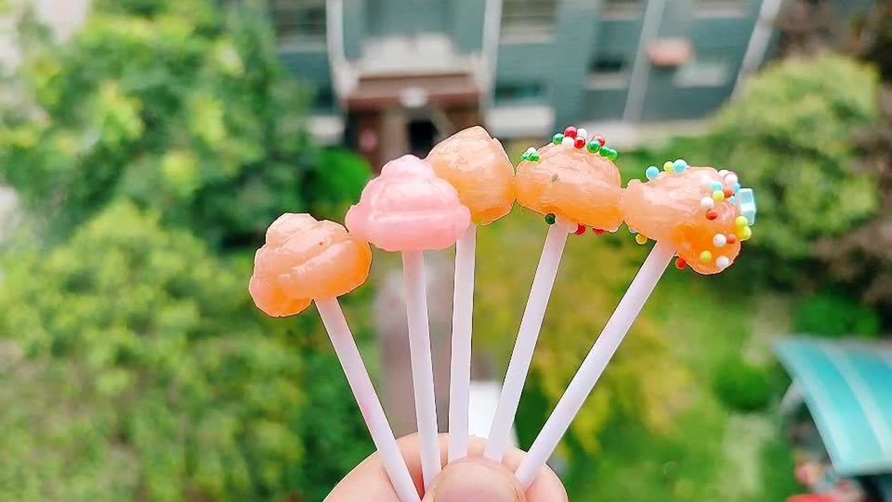 贪吃果子吃趣味"粑粑糖",没想到是水蜜桃味的棒棒糖,这么好吃