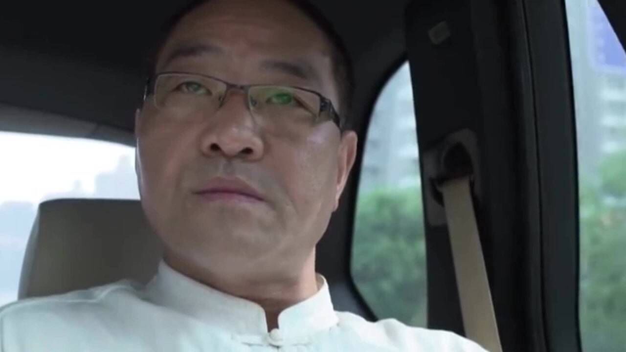 美女边走路边化妆，在镜子里看到老公的车，立马取消约会躲过一劫_高清1080P在线观看平台_腾讯视频
