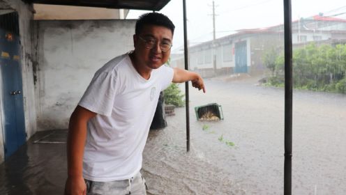 连续六天暴雨侵袭，村庄都快被淹，河道奔腾洪水都成瀑布了，可怕