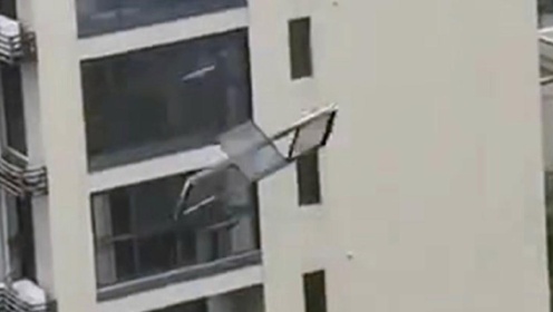 台风烟花来袭！高层住户的整扇窗户被刮落，目击者吓得大叫！