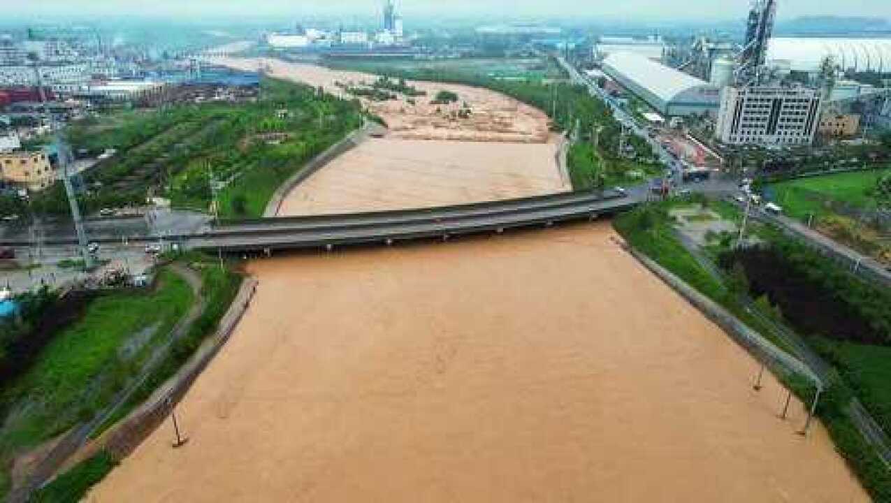 洪水猛如虎,直击焦作大沙河泄洪,这样的情况看起来实在是太危险了