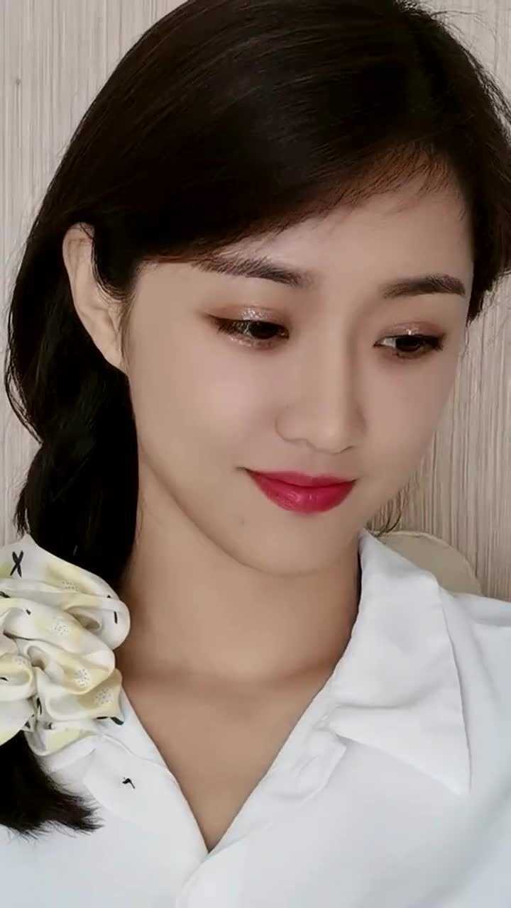 好美的三妮,有点像女儿国国王呢!