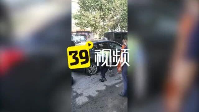 大连交警为残疾司机换轮胎