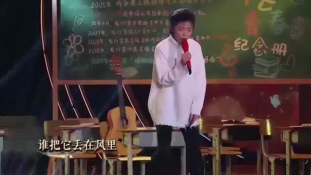 许飞演唱《同桌的你》,熟悉旋律唱进心扉,满满的青春回忆!