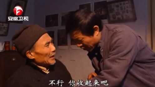 父亲：师傅给兄妹俩发压岁钱，大叔嫌多要还回去，来回拉扯太经典