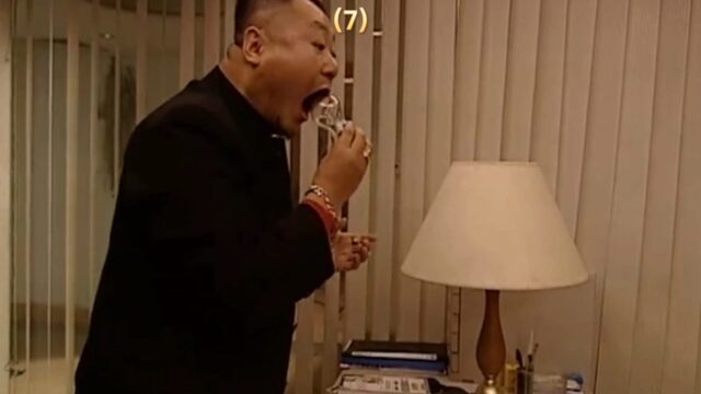 彪哥你是真虎灯泡怎么能往嘴里放了放进去真拿不出来吗搞笑喜剧农村