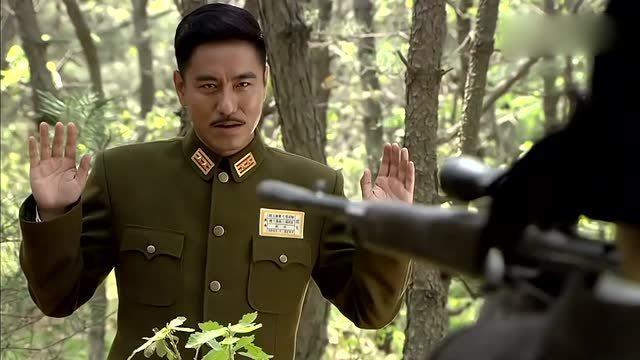 飞哥大英雄胡克奉命捉拿亚萍却在树林里蓄意放走她局座怒了