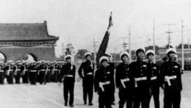 1949年,开国大典阅兵式:李冠英当选受阅部队第一方队军旗手