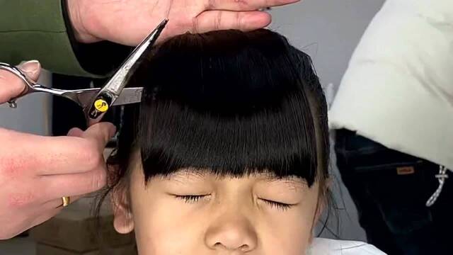妈妈坚持给女儿剪防早恋发型剪完头发直接吓哭了孩子太不容易了