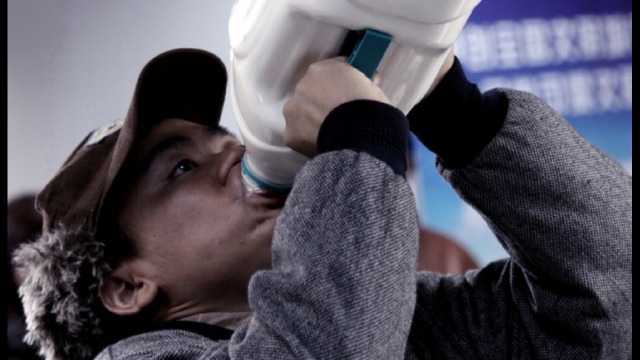 盘点过安检爆笑名场面,王宝强这壶牛奶,至今还无人可以挑战!