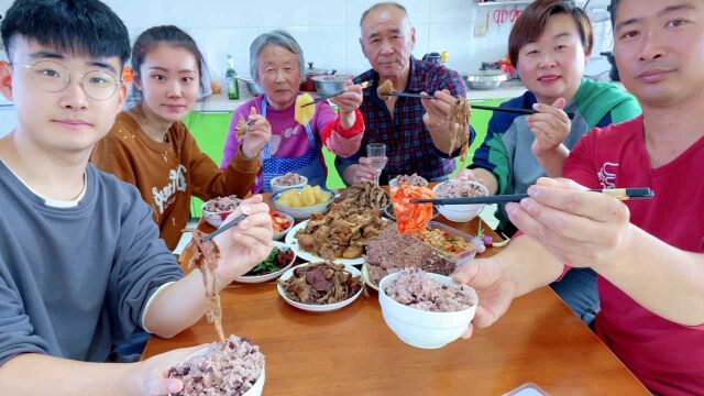 农村大锅煮的饭大家吃过么,买俩鸡腿炒猴头菇,这蘑菇怎么做好吃