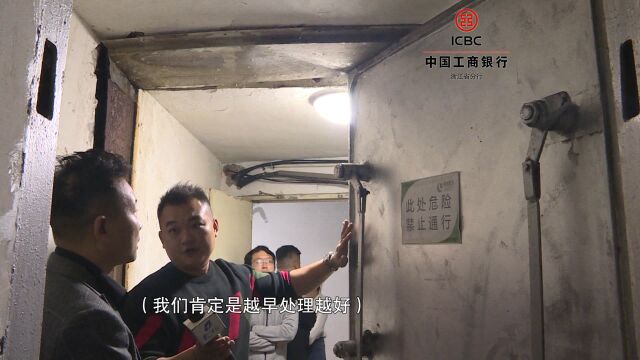 杭州郁金香岸小区地下通道漏水,下雨天业主无法走路