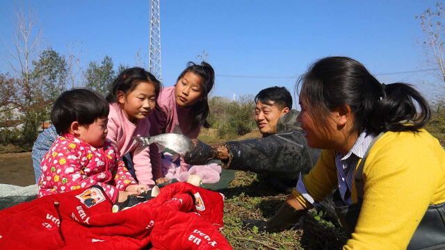 娘家逮鱼,胖妹一家5口去帮忙,熬上一锅鱼汤,馋的女儿泪汪汪