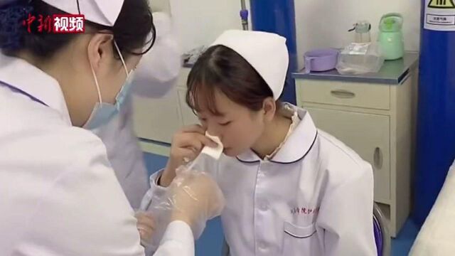 护理学生强忍不适互相练习插胃管