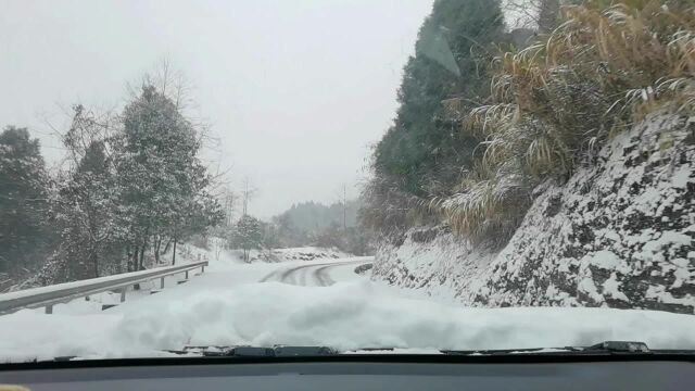 寒潮来袭,国网张家界供电公司员工踏雪巡线保供电