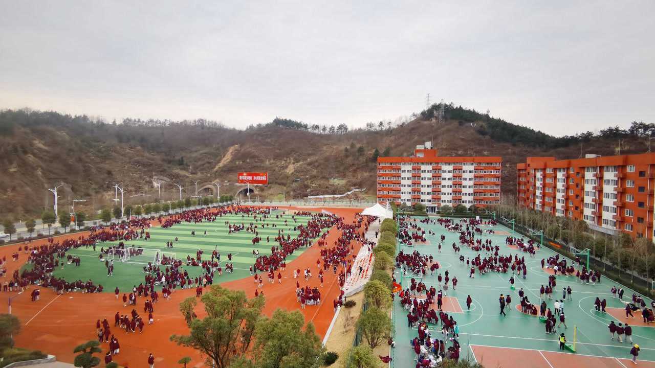 掠影2021十堰龙门学校第七届跳蚤市场掠影2021-12-31十堰东风国际学校