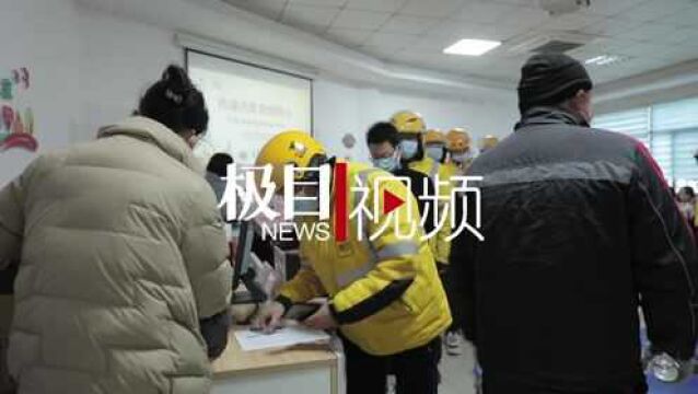 【视频】社区向快递小哥赠送“暖蜂大礼包”,书法爱好者书写春联致敬“小蜜蜂”