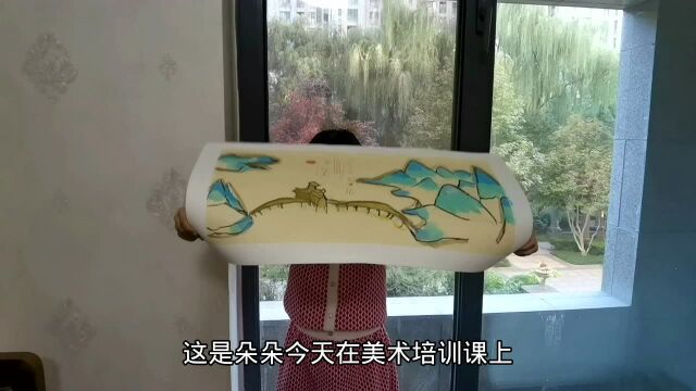 萌宝在绘画班上画了风景画,展示给大家看一看,大伯说很棒