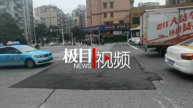 【视频】欢乐大道繁忙路口的“大坑”修好了,车辆经过不再颠簸